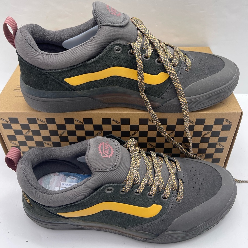 Vans Men’s 8 Bmx Peak
Lewis Mills Charcoal Grey
VN0A2Z3UH91 Sneakers - Picture 2 of 16